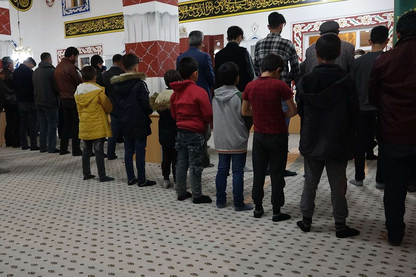 Çocuklara camiyi sevdirmek için nasıl davranmalı? Çocuklara camiyi sevdirmek için nasıl davranmalı?